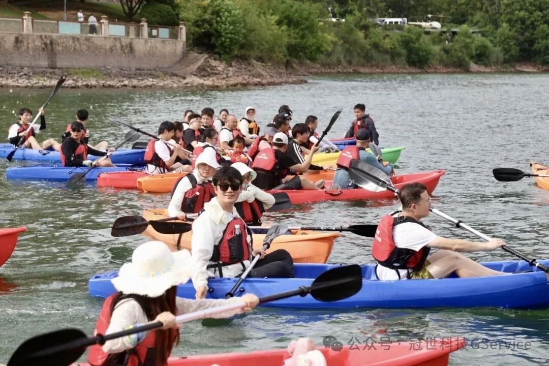 千岛湖湖面上冠世科技同事分乘多条皮划艇挥桨前行的场面