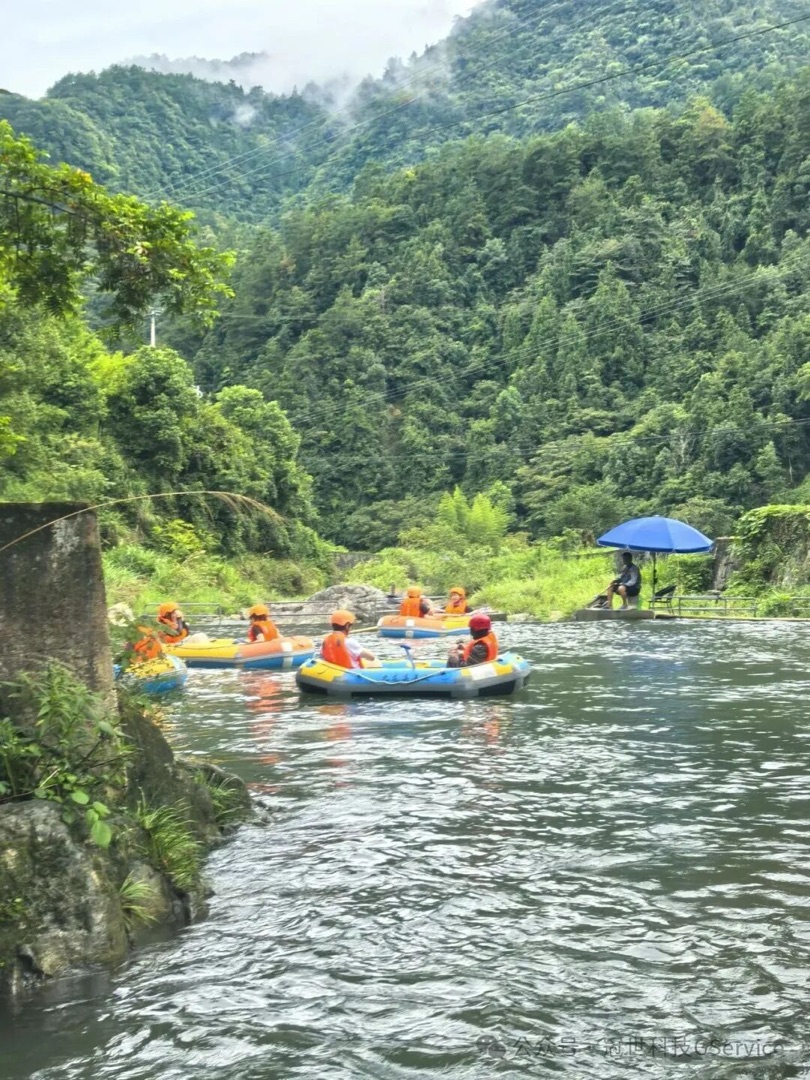 千岛湖周边山谷漂流河道，两岸青山云雾缭绕，数条橡皮筏顺流而下